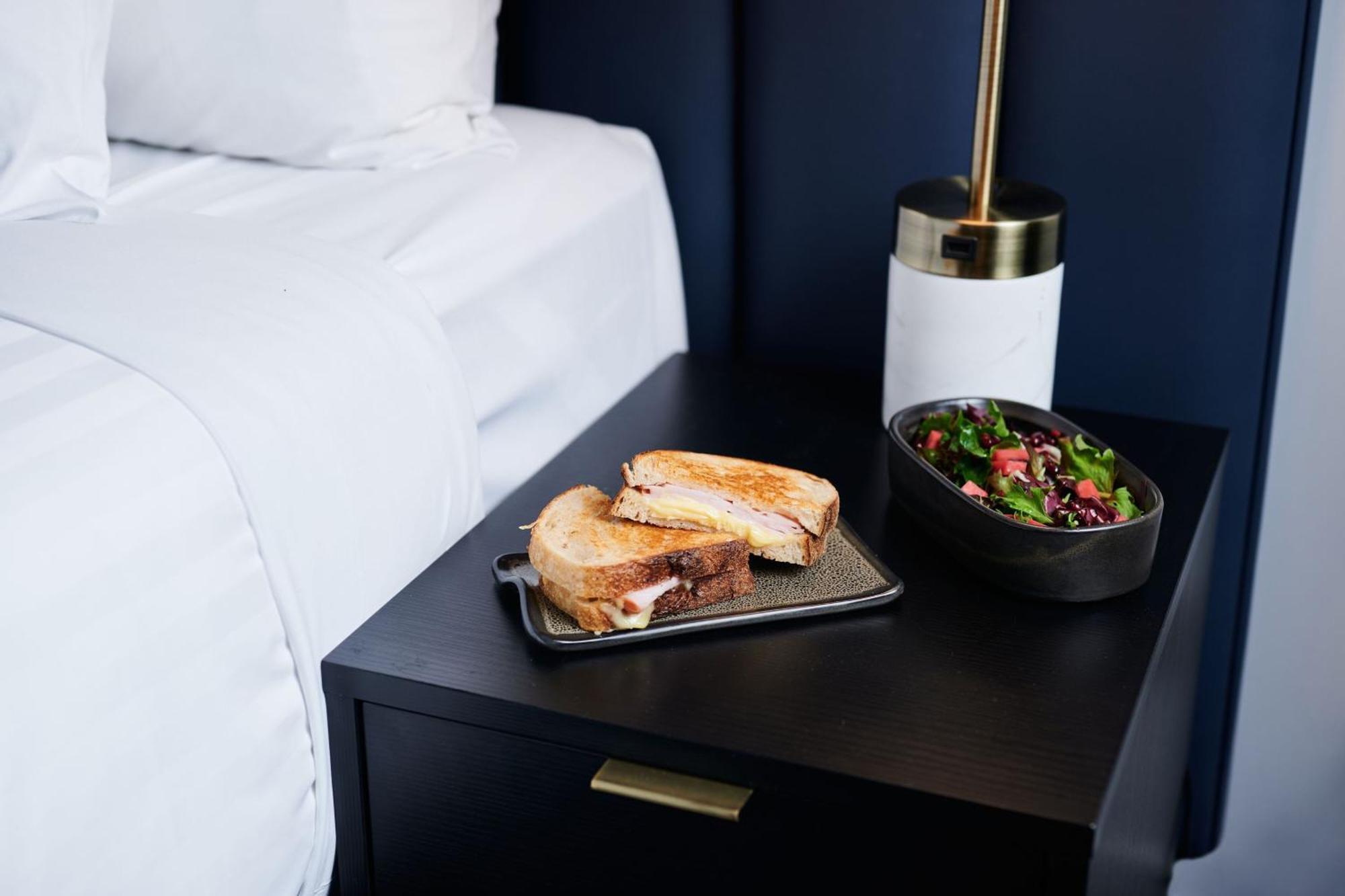 Midnight Hotel, Autograph Collection Camberra Exterior foto Room service at the London West Hollywood