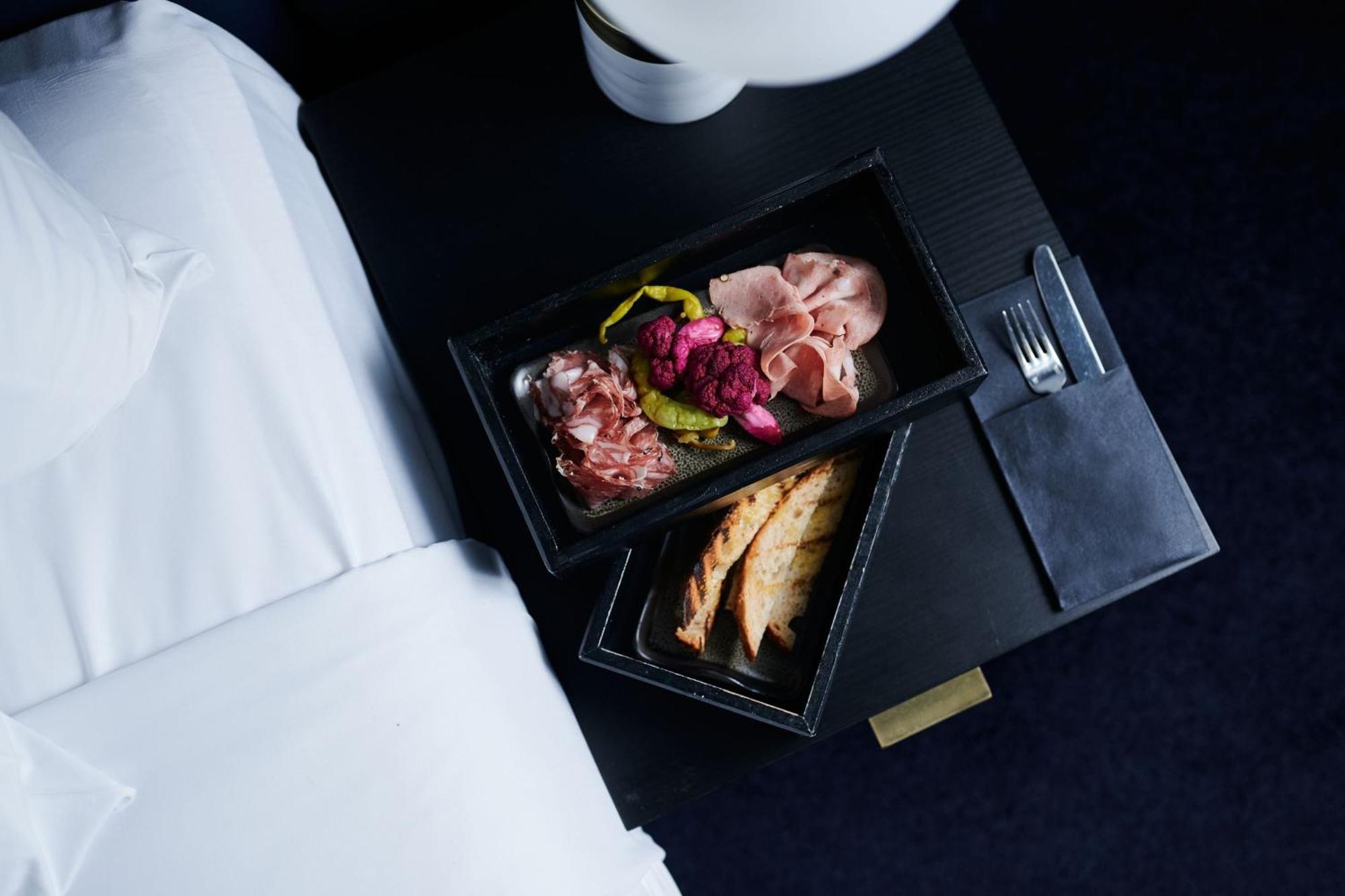 Midnight Hotel, Autograph Collection Camberra Exterior foto A first-class meal on board a Lufthansa plane